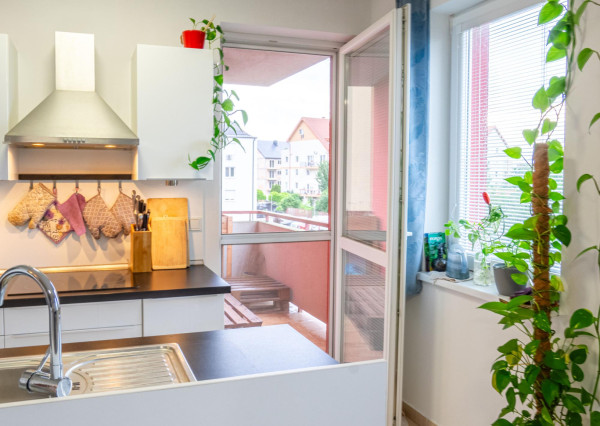 Moderný 3-izbový byt s balkónom, parkovaním a nízkymi nákladmi