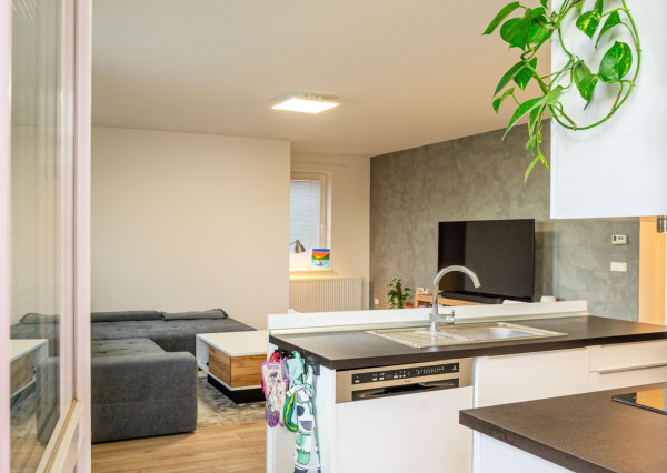 Moderný 3-izbový byt s balkónom, parkovaním a nízkymi nákladmi