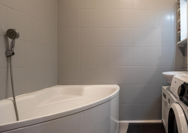 Moderný 3-izbový byt s balkónom, parkovaním a nízkymi nákladmi