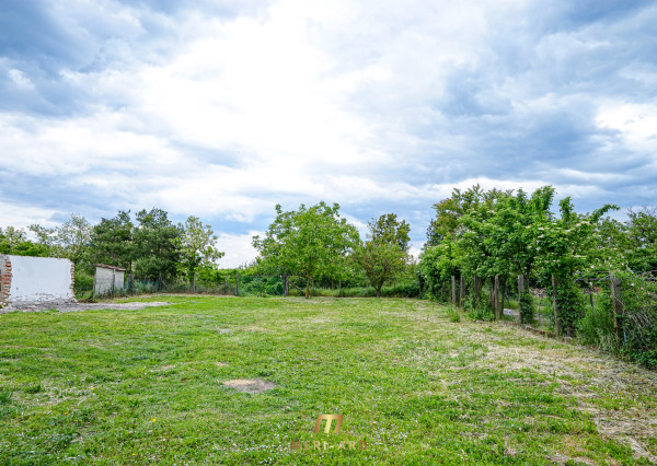 Stavebný pozemok v starej Rajke – 800 m² s inžinierskymi sieťami a vstupom z dvoch strán