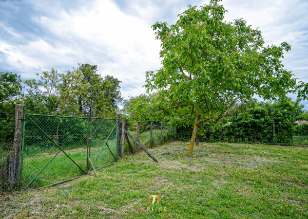 Stavebný pozemok v starej Rajke – 800 m² s inžinierskymi sieťami a vstupom z dvoch strán