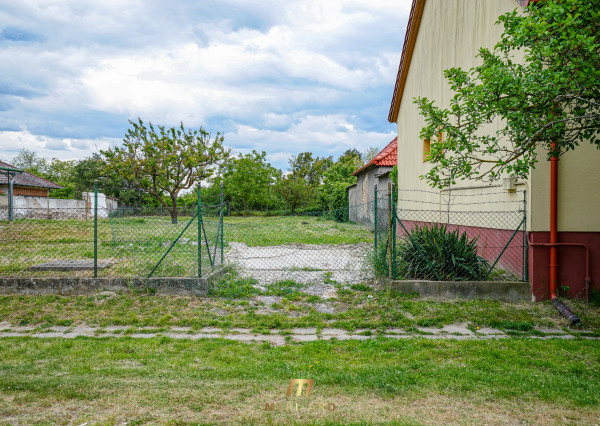 Stavebný pozemok v starej Rajke – 800 m² s inžinierskymi sieťami a vstupom z dvoch strán