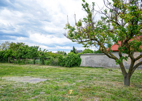 Stavebný pozemok v starej Rajke – 800 m² s inžinierskymi sieťami a vstupom z dvoch strán