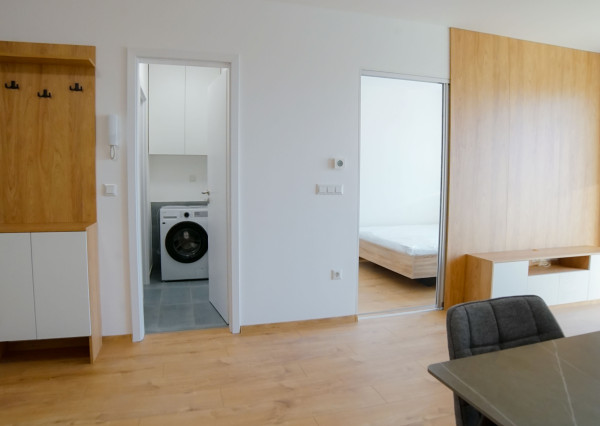 Na prenájom moderne zariadený 1,5-izbový byt v novostavbe s balkónom a parkovaním – Rajka