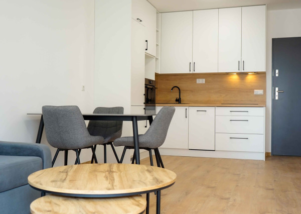 Na prenájom moderne zariadený 1,5-izbový byt v novostavbe s balkónom a parkovaním – Rajka
