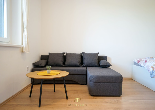 Kompletne zariadený 1,5-izbový byt s balkónom a parkovacím miestom – Rajka