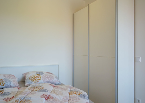 Kompletne zariadený 1,5-izbový byt s balkónom a parkovacím miestom – Rajka