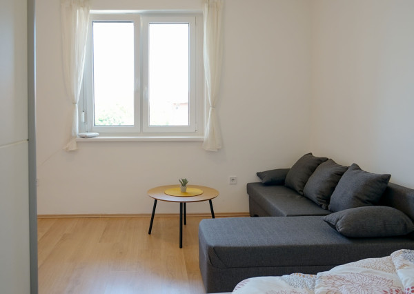 Kompletne zariadený 1,5-izbový byt s balkónom a parkovacím miestom – Rajka