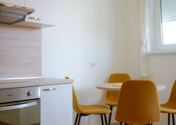 Kompletne zariadený 1,5-izbový byt s balkónom a parkovacím miestom – Rajka