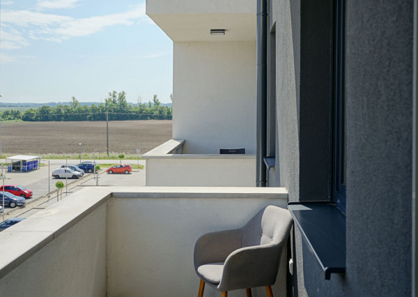 Kompletne zariadený 1,5-izbový byt s balkónom a parkovacím miestom – Rajka