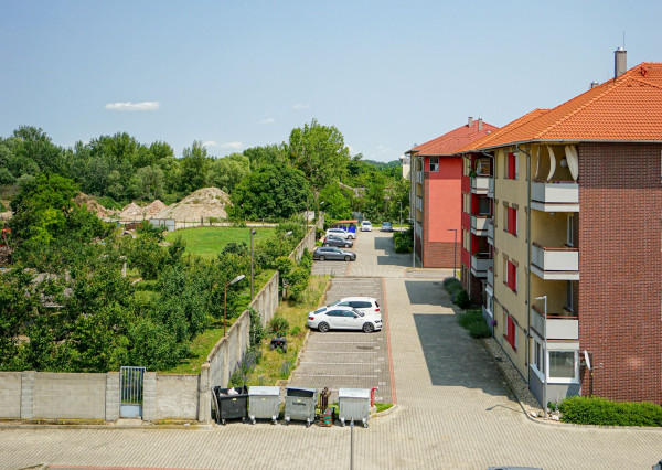 Kompletne zariadený 1,5-izbový byt s balkónom a parkovacím miestom – Rajka