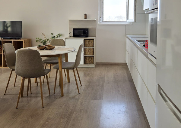 2-izbový byt na predaj, Rajka – kompletné zariadenie, parkovanie, balkón, klimatizácia