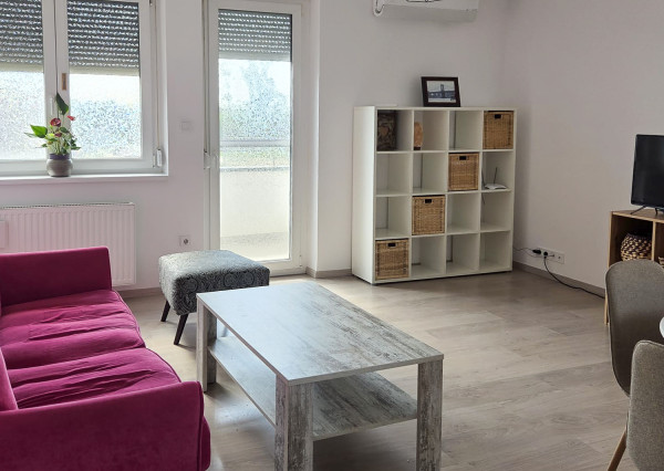 2-izbový byt na predaj, Rajka – kompletné zariadenie, parkovanie, balkón, klimatizácia