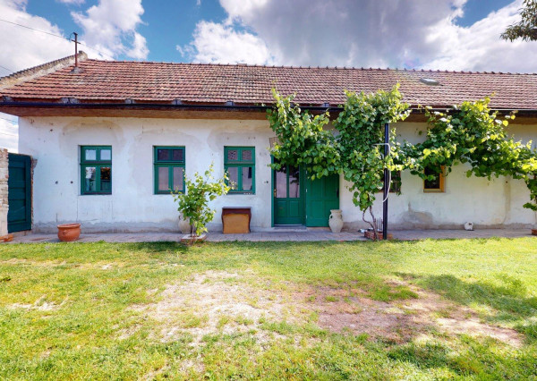Vidiecky dom s veľkým 2 500 m² pozemkom a investičným potenciálom | Dunakiliti