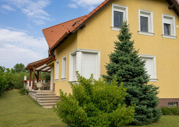 Veľký rodinný dom s kanceláriou pri Dunaji | 435 m²| pozemok 1 909 m² | Dunakiliti