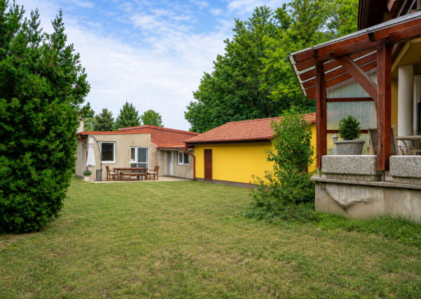Veľký rodinný dom s kanceláriou pri Dunaji | 435 m²| pozemok 1 909 m² | Dunakiliti