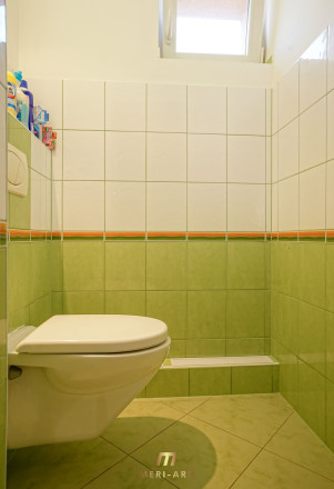Pokojné bývanie kúsok od Bratislavy – 5-izbový dom Bezenye s veľkou záhradou - fotografia 16
