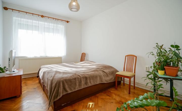 Priestranný rodinný dom s vedľajšou stavbou, dvomi garážami a veľkou záhradou v centre starej Rajky. - fotografia 1