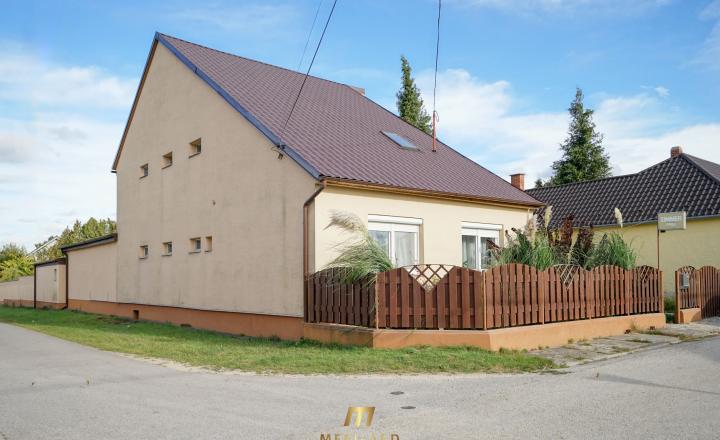 Priestranný rodinný dom s vedľajšou stavbou, dvomi garážami a veľkou záhradou v centre starej Rajky. - fotografia 8