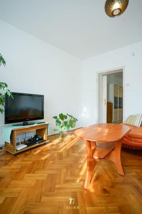 Priestranný rodinný dom s vedľajšou stavbou, dvomi garážami a veľkou záhradou v centre starej Rajky. - fotografia 9
