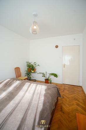 Priestranný rodinný dom s vedľajšou stavbou, dvomi garážami a veľkou záhradou v centre starej Rajky. - fotografia 11