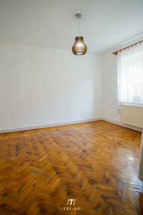 Priestranný rodinný dom s vedľajšou stavbou, dvomi garážami a veľkou záhradou v centre starej Rajky. - fotografia 13