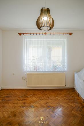 Priestranný rodinný dom s vedľajšou stavbou, dvomi garážami a veľkou záhradou v centre starej Rajky. - fotografia 17