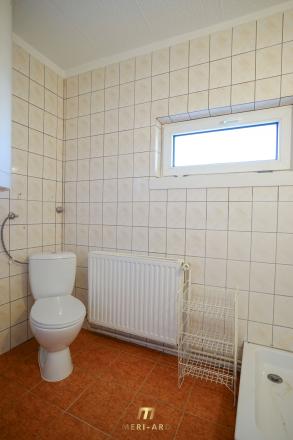 Priestranný rodinný dom s vedľajšou stavbou, dvomi garážami a veľkou záhradou v centre starej Rajky. - fotografia 26