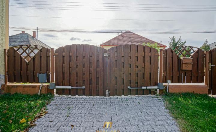 Priestranný rodinný dom s vedľajšou stavbou, dvomi garážami a veľkou záhradou v centre starej Rajky. - fotografia 35
