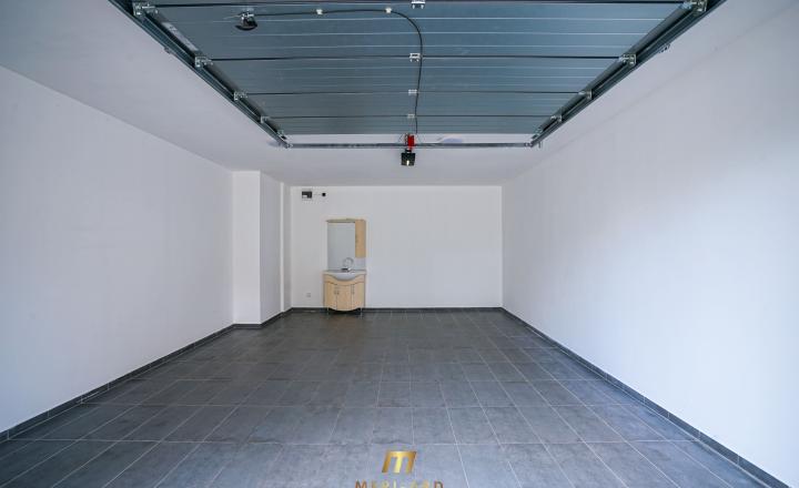 🏡 Prenájom garáže s úložným priestorom, vodou a elektrinou – Rajka - fotografia 1
