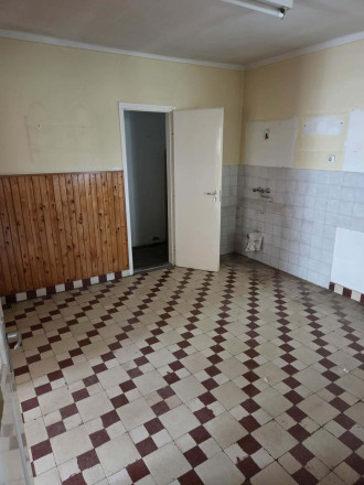 3-izbový rodinný dom na rekonštrukciu | Veľký rohový pozemok 739 m² | Dunakiliti pri Rajke - fotografia 9
