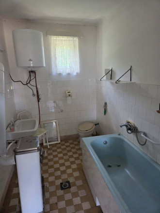 3-izbový rodinný dom na rekonštrukciu | Veľký rohový pozemok 739 m² | Dunakiliti pri Rajke - fotografia 15