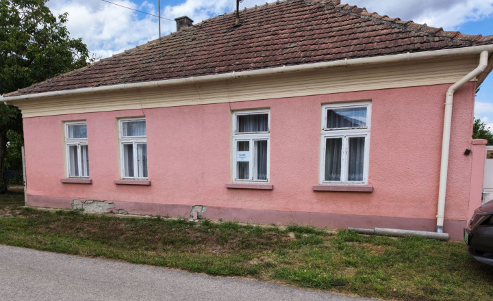 3-izbový rodinný dom na rekonštrukciu | Veľký rohový pozemok 739 m² | Dunakiliti pri Rajke - fotografia 1