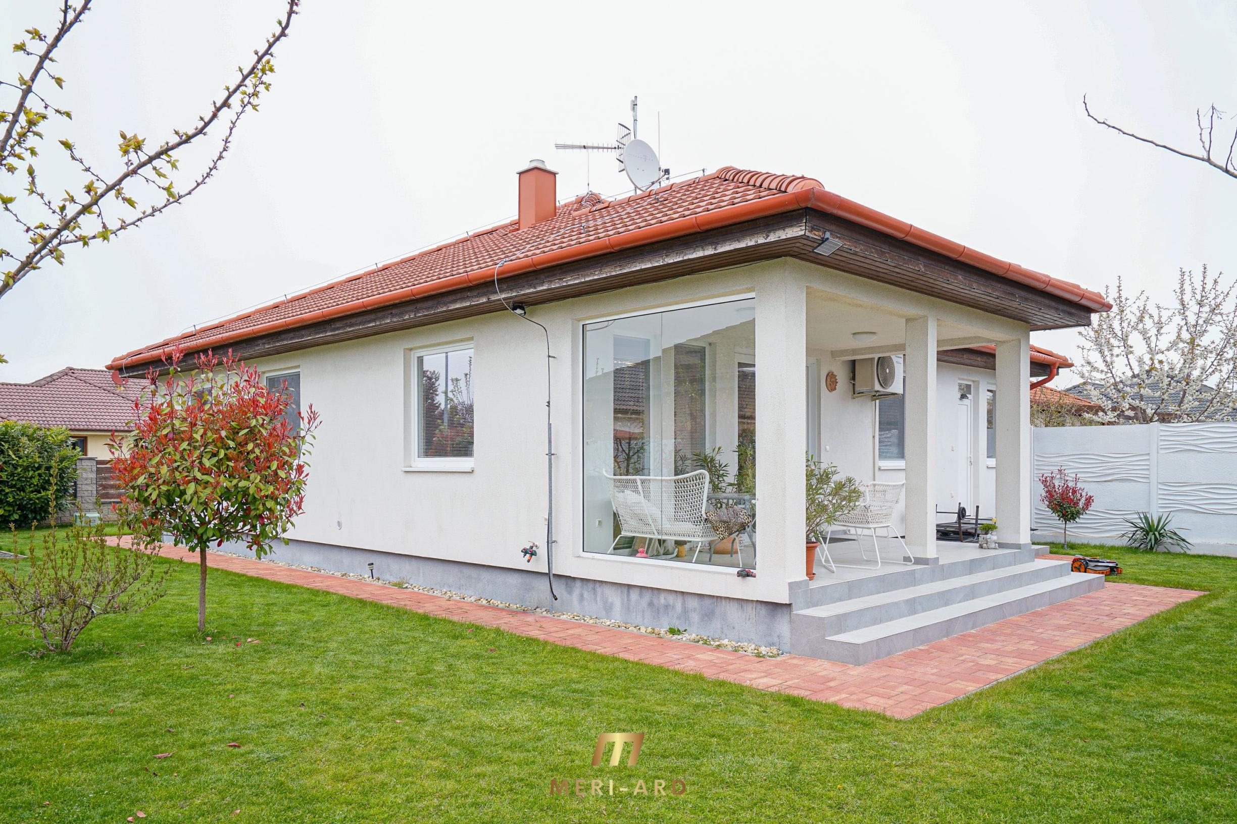 3-izbový rodinný dom s garážou, krbom a 600 m² krásnym pozemkom – Rajka, pri Bratislave