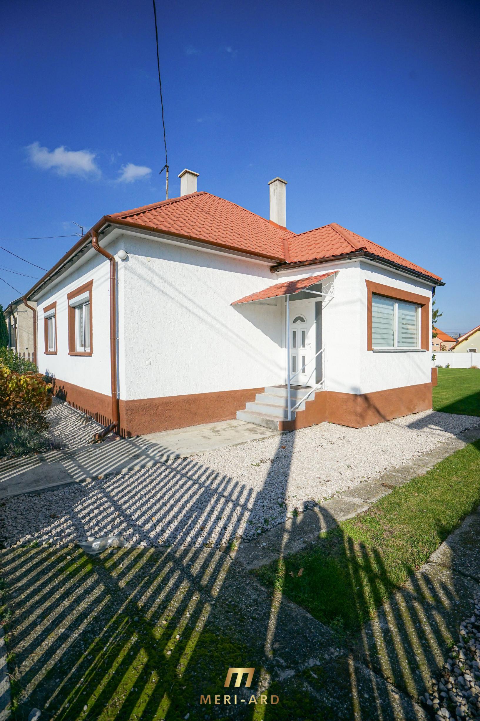 Zrekonštruovaný rodinný dom s veľkým 700m² pozemkom – stará Rajka
