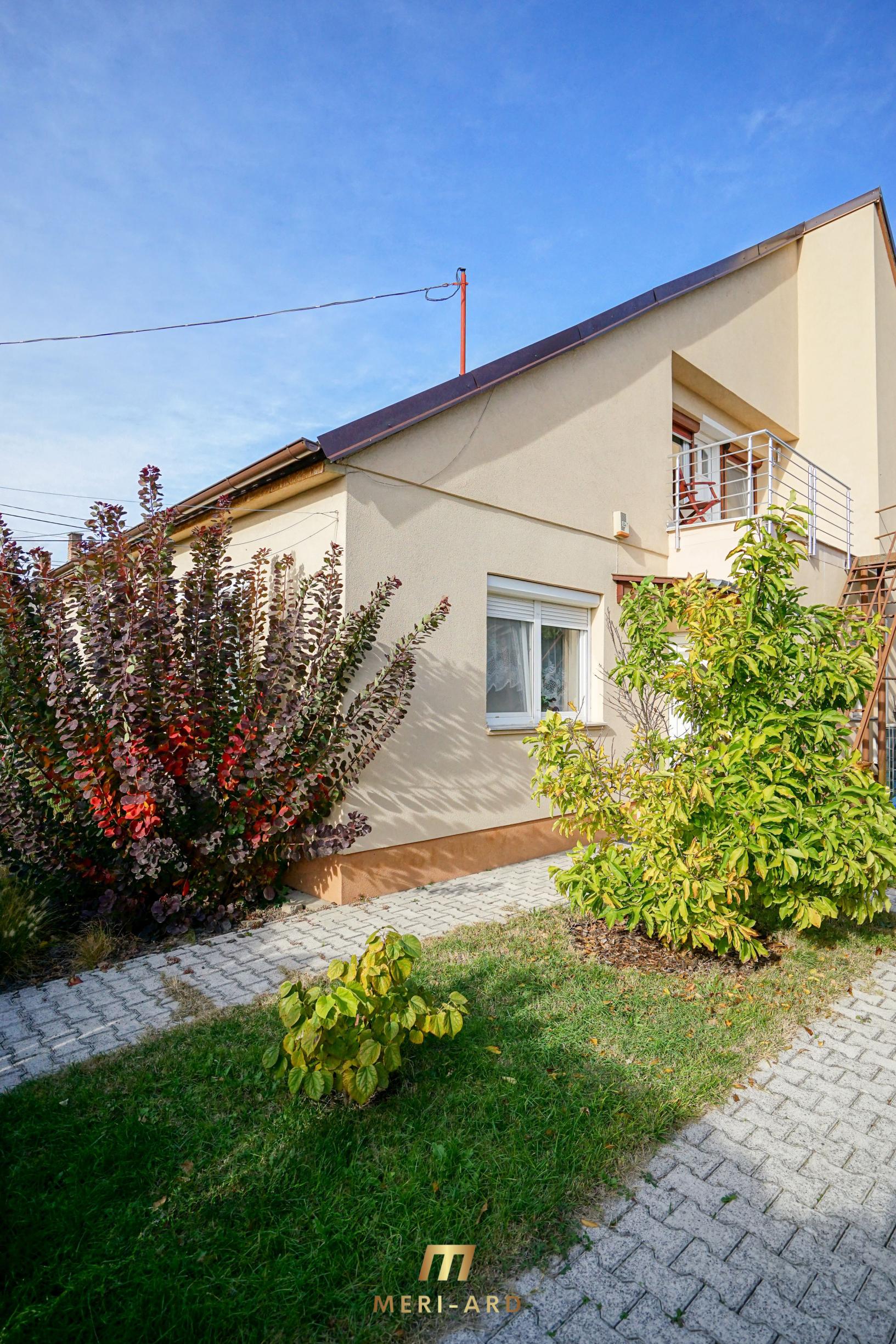 Priestranný rodinný dom s vedľajšou stavbou, dvomi garážami a veľkou záhradou v centre starej Rajky.