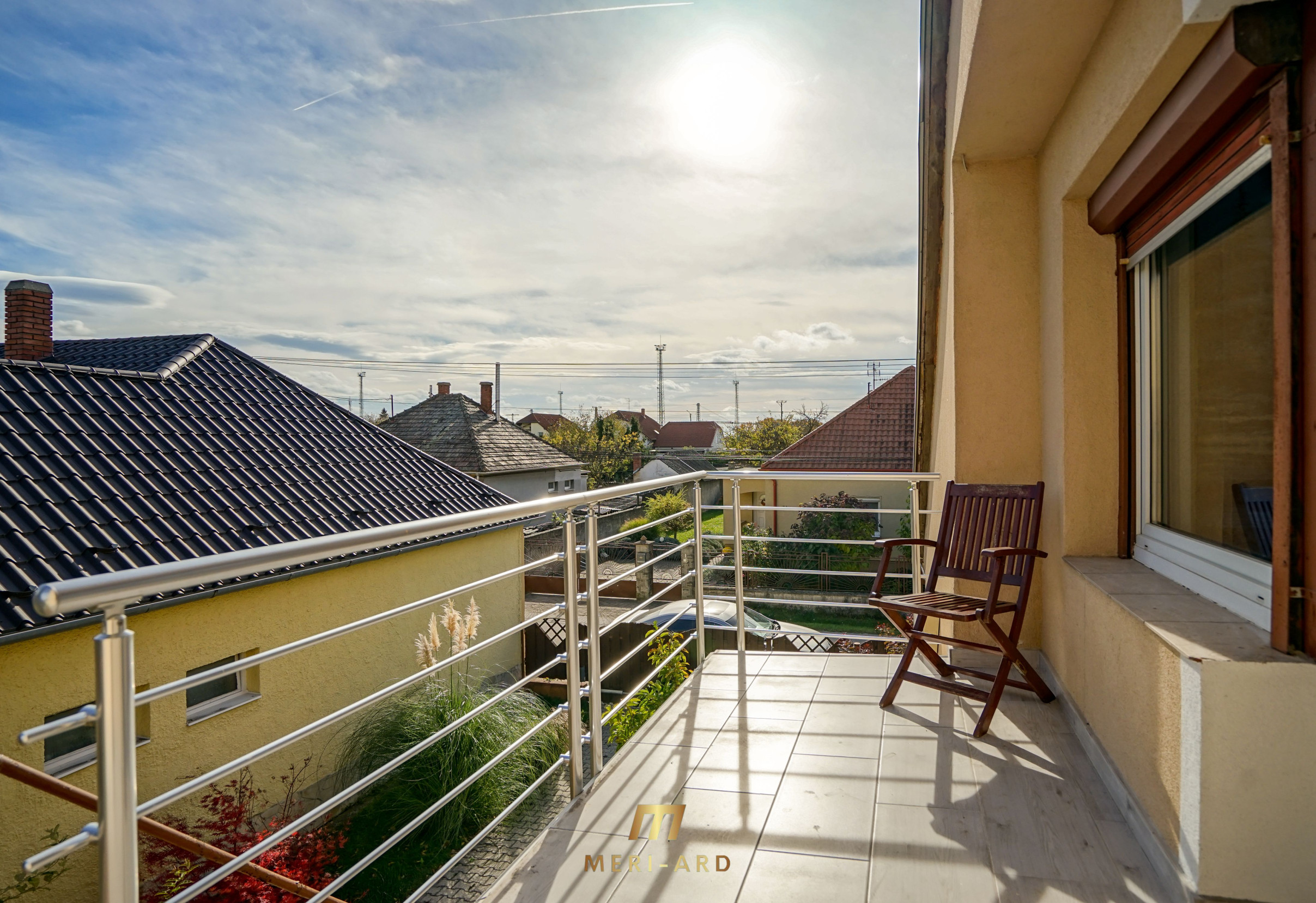 Priestranný rodinný dom s vedľajšou stavbou, dvomi garážami a veľkou záhradou v centre starej Rajky.