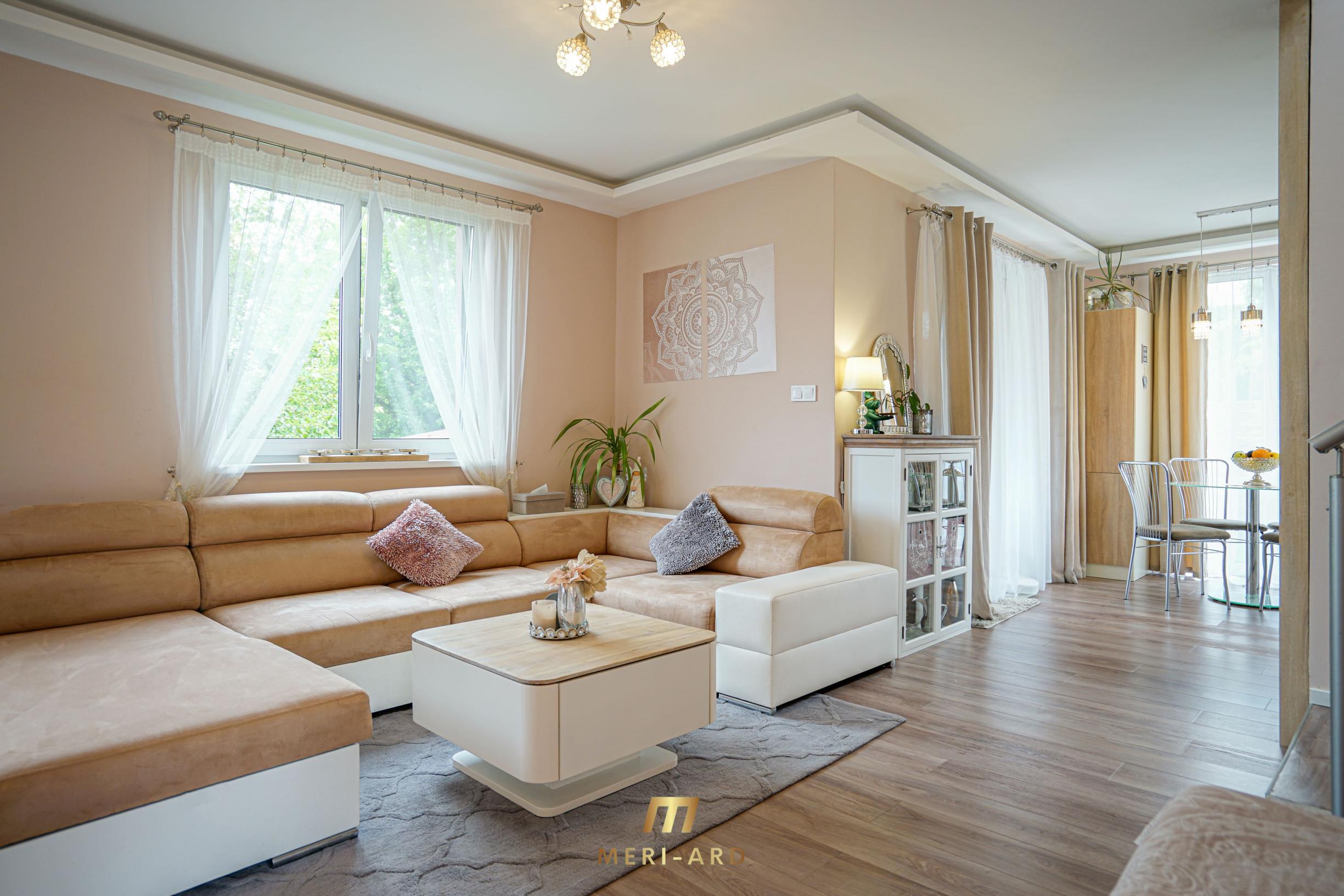 Moderný zariadený 3 izbový rodinný dom v tichom prostredí, terasa, záhrada, Rajka