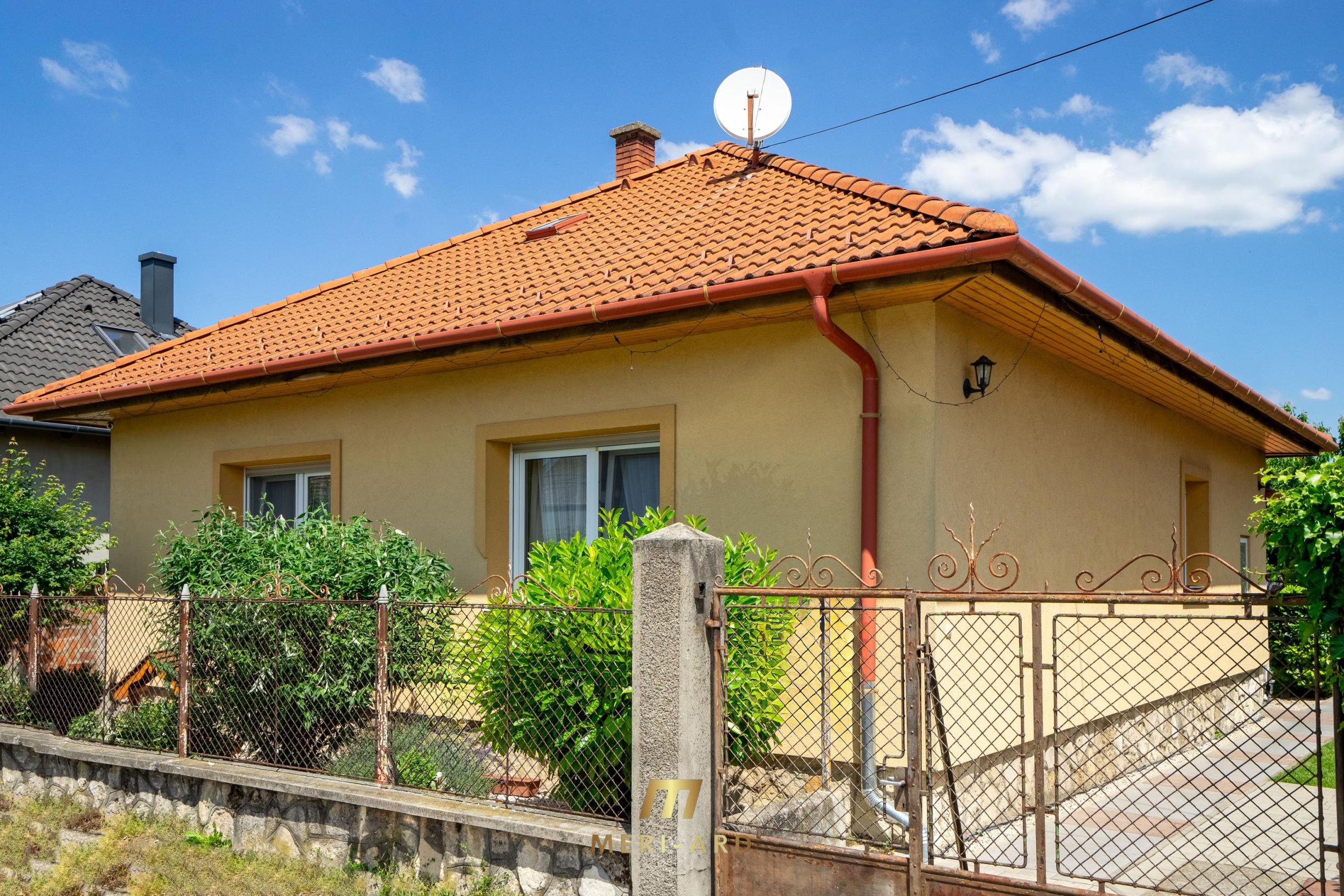 Rodinný dom s veľkým 1270 m² pozemkom a krásnou záhradou, Hegyeshalom pri Rajke