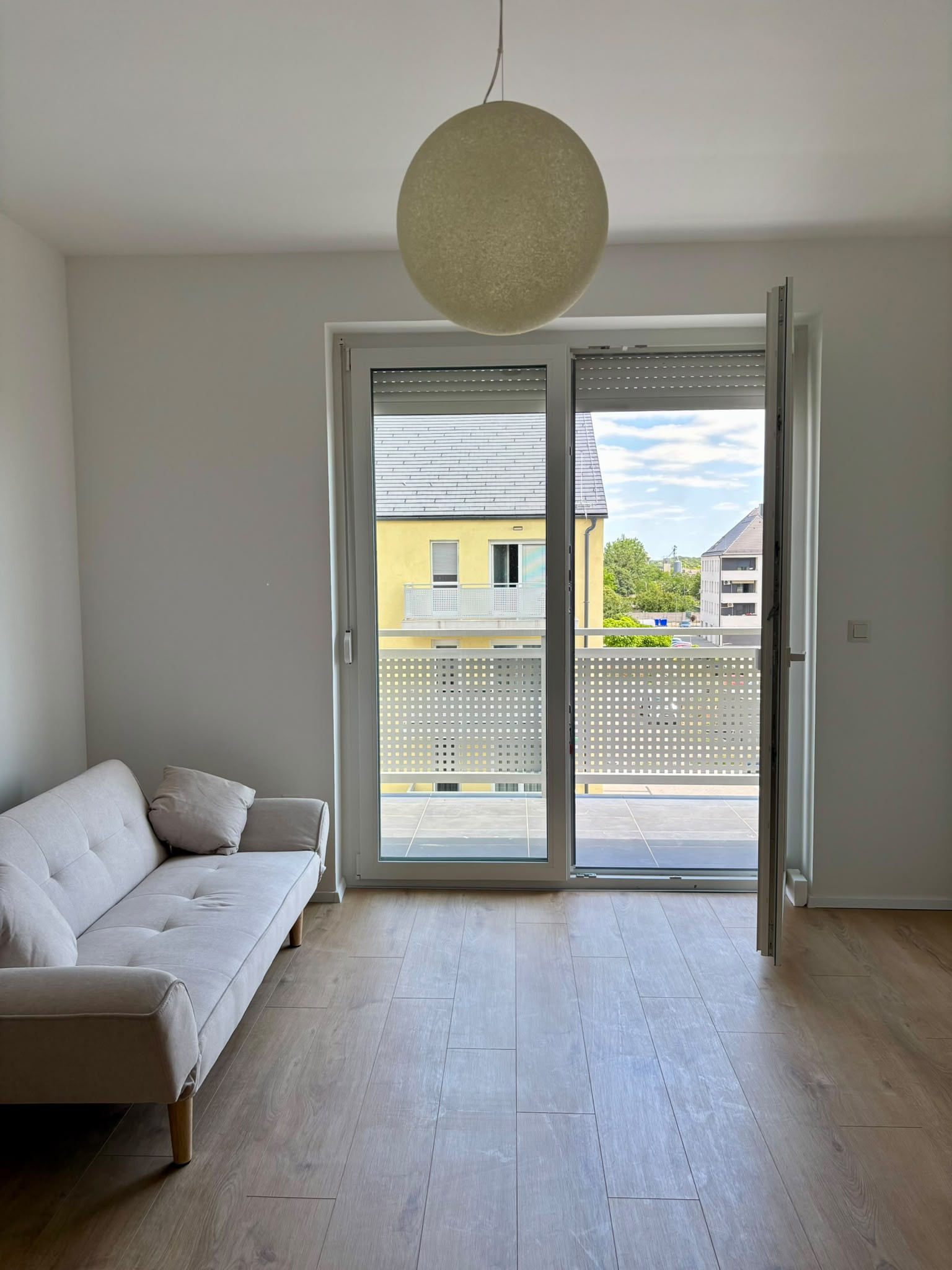 1,5-izbový byt na prenájom, Rajka – kompletné zariadenie, parkovanie, balkón, klimatizácia