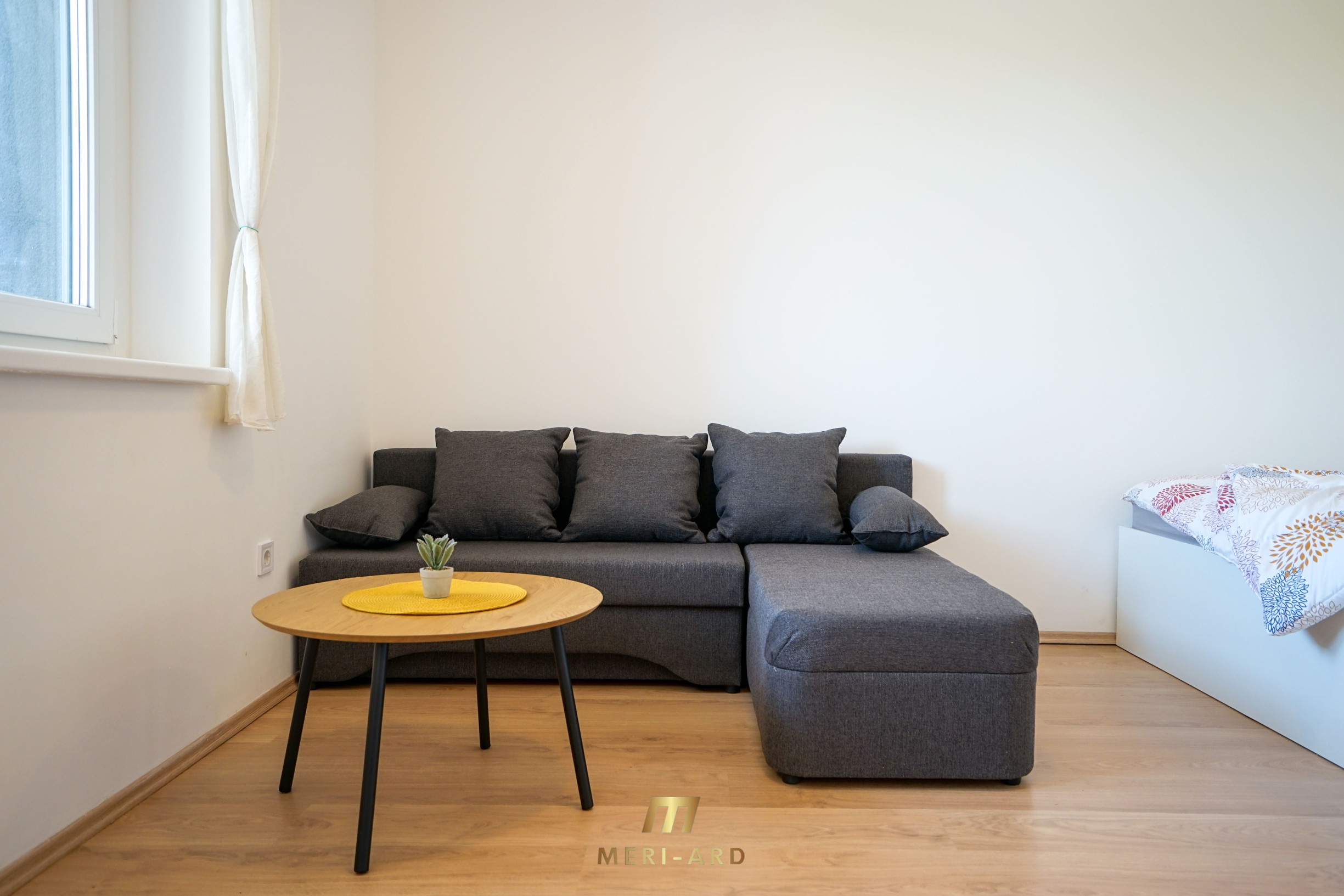 Kompletne zariadený 1,5-izbový byt s balkónom a parkovacím miestom – Rajka