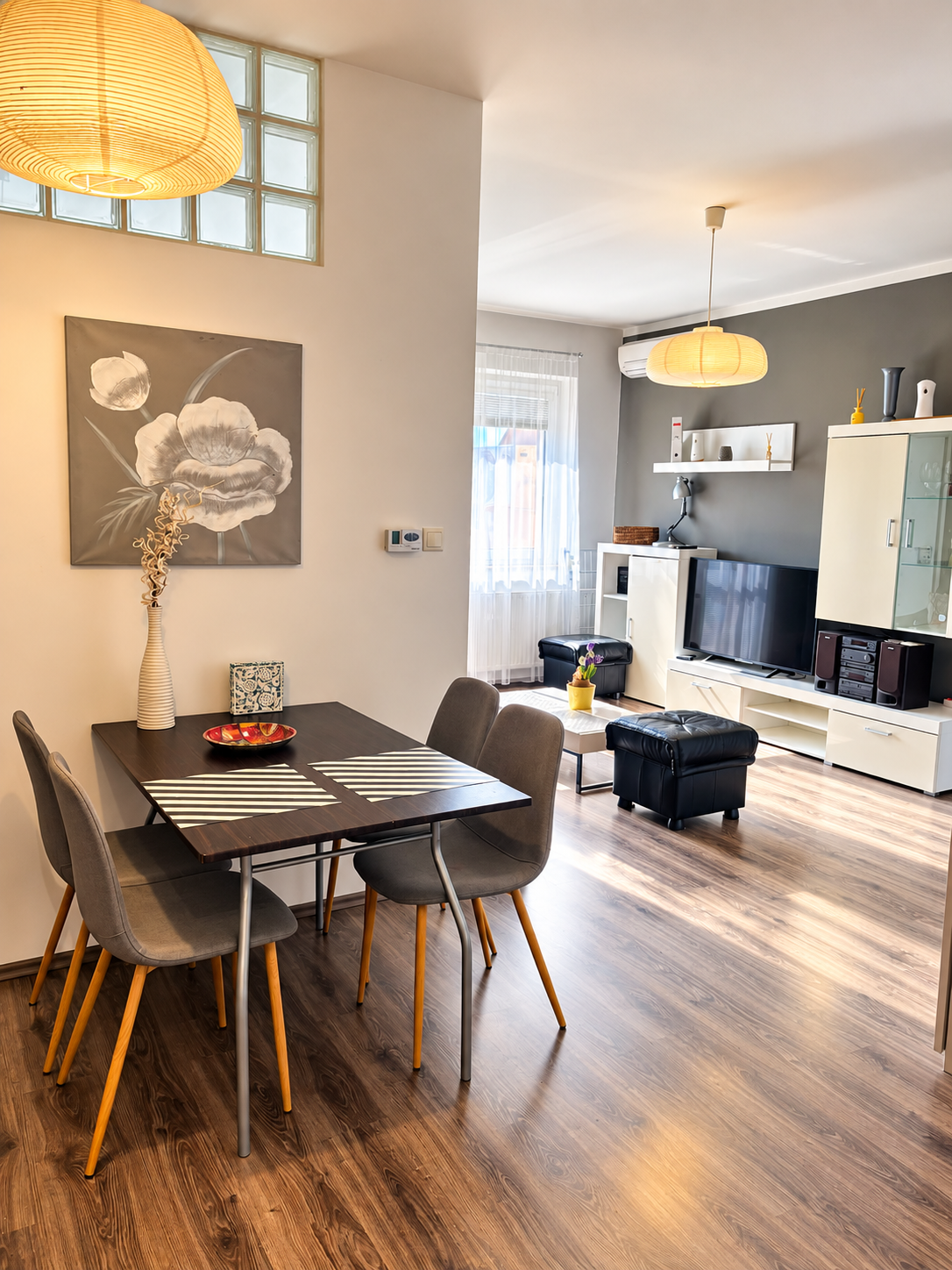 2-izbový zariadený byt | Balkón | Parkovanie | Klimatizácia | Rajka
